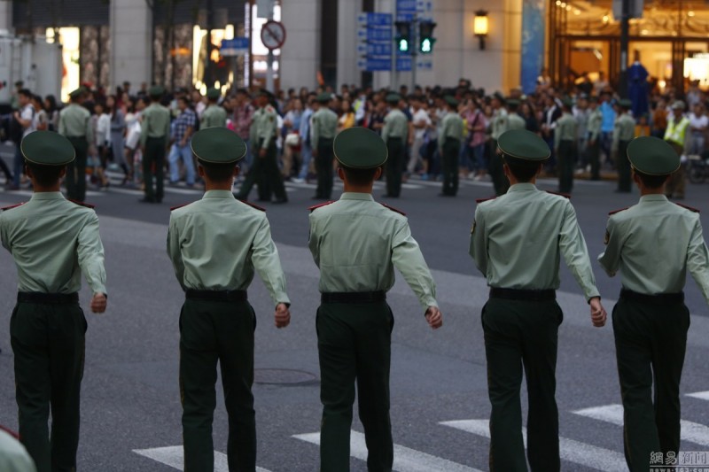 上海武警筑拉链式"人墙"维持景点秩序(高清组图)