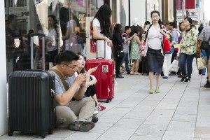 中国游客东京购物 女士逛店 男士蹲门口看包(图)