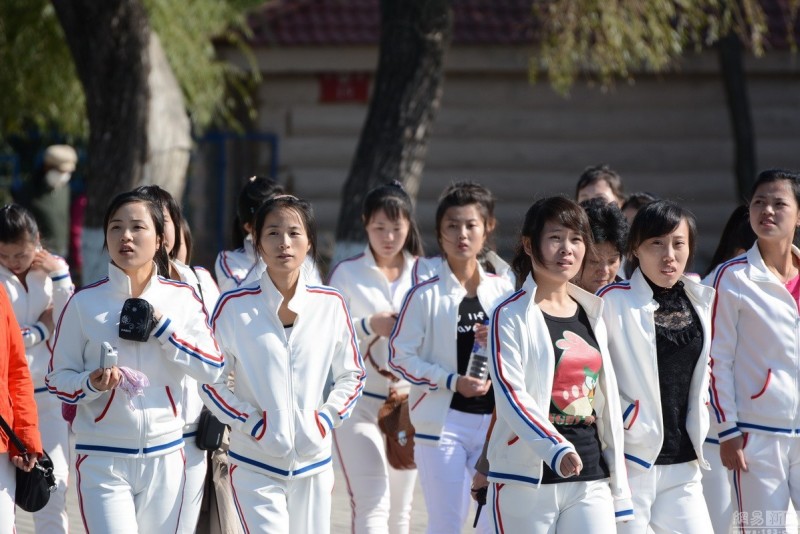 朝鲜组织在华女留学生女工出游 集体蹲街头进餐