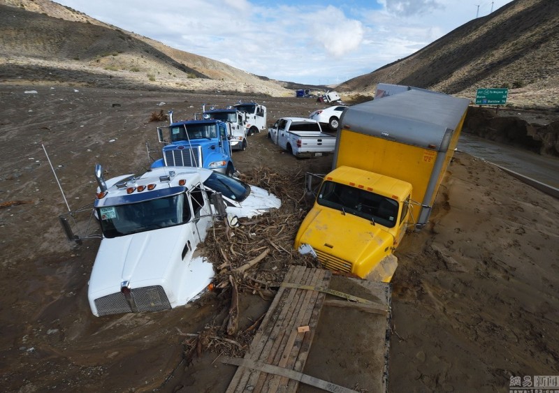 加州久旱逢雨引发泥石流 高速路淤泥埋车(组图)