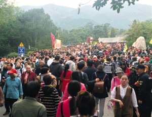 7万人香山赏红叶：每走5分钟见一处垃圾堆(组图)