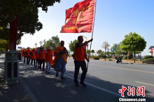 释永信现身少林寺"重走达摩路" 接见朝圣团(组图)