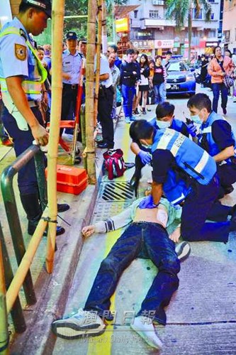 内地男子澳门闹市抢手机 遭路人围捕休克（图）