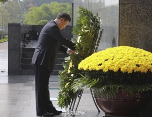 习近平在河内拜谒胡志明陵墓并敬献花圈(组图)