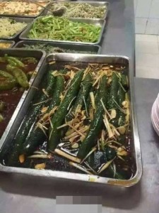 天津高校饭堂再现奇葩菜 整条黄瓜炒大葱(高清图)