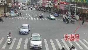 福建一妇女闯红灯被拦 为逃处罚跪地上躺马路(图)