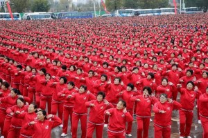 震撼！近2万大妈冒雨齐跳小苹果破世界纪录(组图)