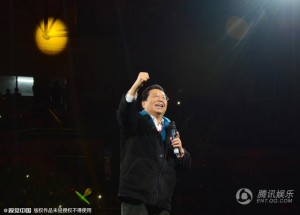 76岁李双江为公益现身 振臂放歌精神矍铄(组图)