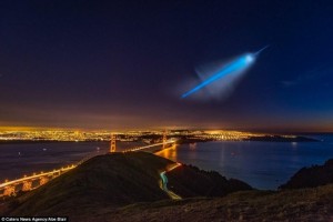 摄影师拍下美海军导弹划破加州海湾夜空美景(图)