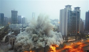 还没用就拆了！西安高楼被爆破 爆拆中最高(图)