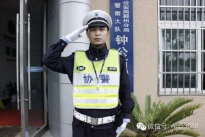 宁波"高颜值"交警致马路拥堵 常有女孩求交往(图)