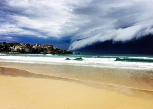 震撼！巨大雷雨云如末日巨浪 横扫悉尼(组图)