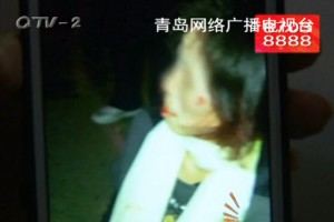 山东青岛男子追尾别车拿甩棍暴打女子 打至满身血