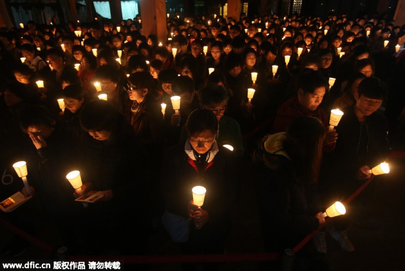 韩国高考开考 学弟学妹列队跪地为考生祈福加油