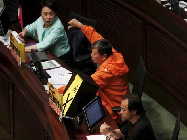 建制派又离场 港府动议一票之差被否(图)