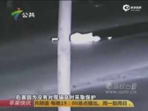 老人斗气躺马路中 遭越野车货车轮番碾压身亡(图)