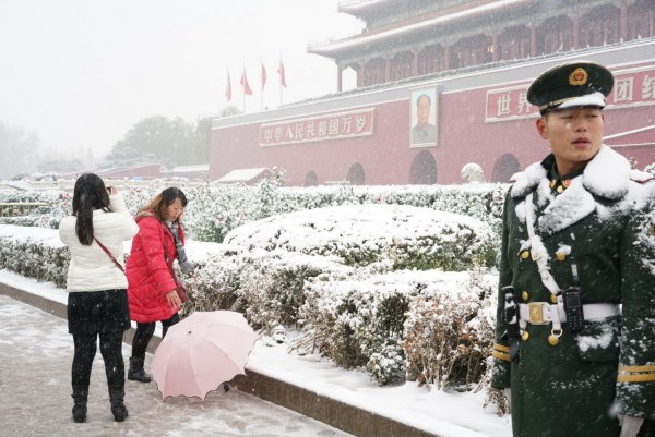 北京降大雪 天安门士兵换“白军装”引合照(组图)