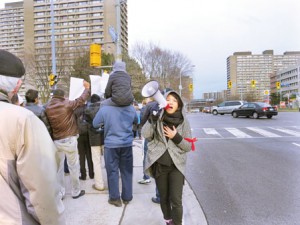 华裔女带头高呼口号 多伦多游行抗议反难民(图)