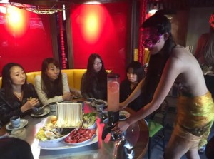 饭店女服务员"半裸"上餐 被批丢老祖宗脸(组图)