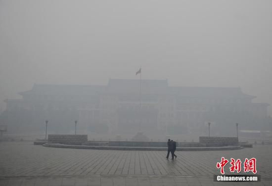 长春遇雾霾天空一片昏暗 霓虹灯"悬浮"半空(组图)