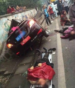 婚车失控撞上客车3人当场死亡 现场惨烈(图/慎入)