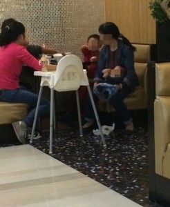 上海：女子带小孩在商场餐厅内大便(组图)