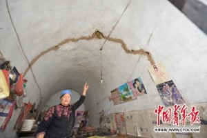 山西采煤造成大面积沉陷区 地缝能掉进骡子(图)