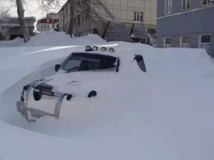 被这场面惊呆：俄罗斯一夜大雪 一下就是十几米