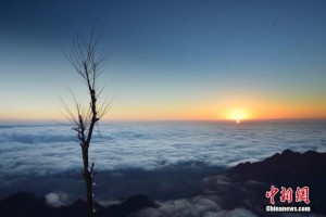 三峡大坝现积雪美景：汹涌如惊涛(高清组图)