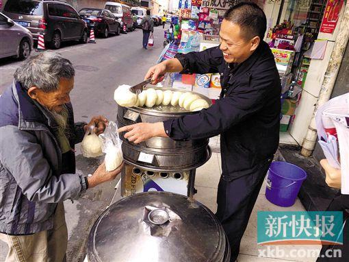 东莞街头"神秘人"雇人发馒头 2年来风雨无阻(图)