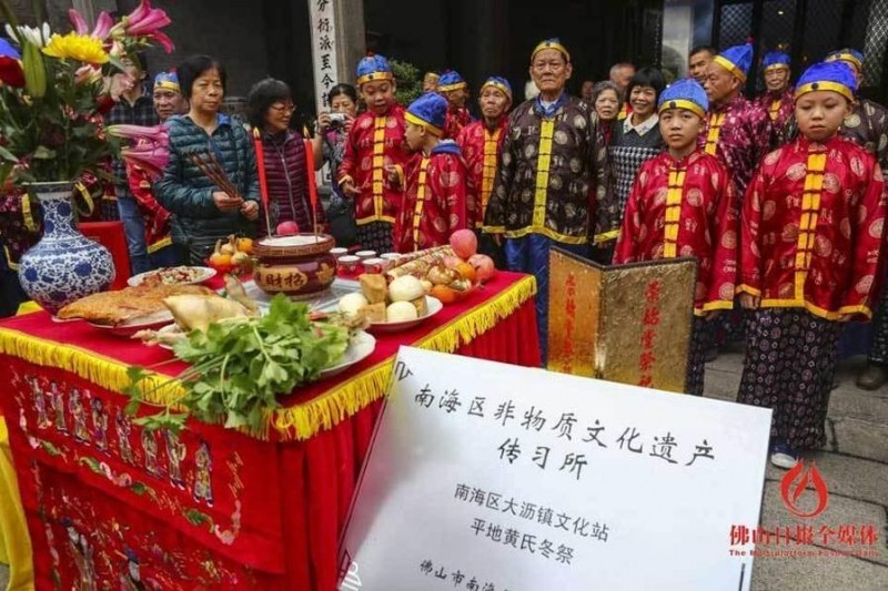 实拍佛山村落冬至祭祖 集体穿马褂向祖先叩首(图)