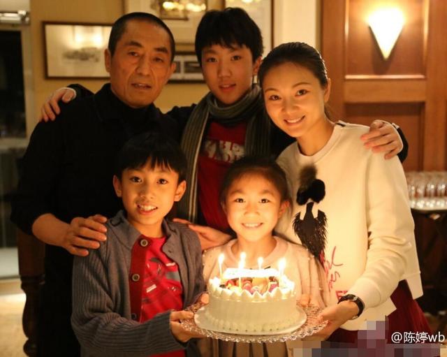 张艺谋妻子晒全家温馨合影 庆祝女儿9岁生日(图)