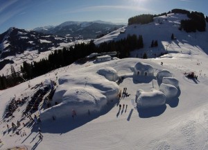 探秘世界最酷“冰旅馆” 住客睡冰块裹兽皮(组图)