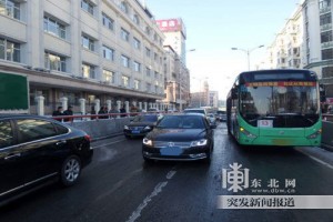 公交车被困路中间 女乘客帮推车遭碾压身亡(组图)