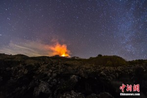 意大利埃特纳火山喷发 烟柱中爆出闪电蔚为壮观