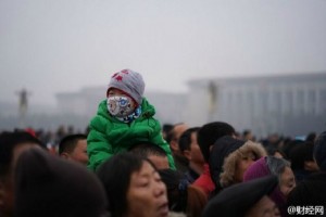 北京启动雾霾红色预警 难挡大批游客看升旗(组图)