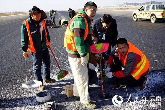 昆明机场一航班降落时爆胎 检查称跑道有异物(图)