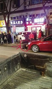 老汉碰瓷:距离两三米处倒下匍匐爬至车头要钱(图)