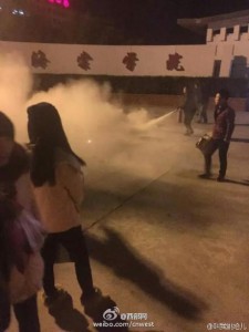 男生摆蜡烛向女生表白 被大妈用灭火器浇灭(组图)