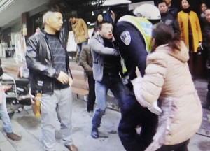 扇耳光、挑衅让交警脱衣 宝马车主这么嚣张？(图)