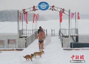 真的不冷么？长春市民大雪过后破冰戏水(组图)