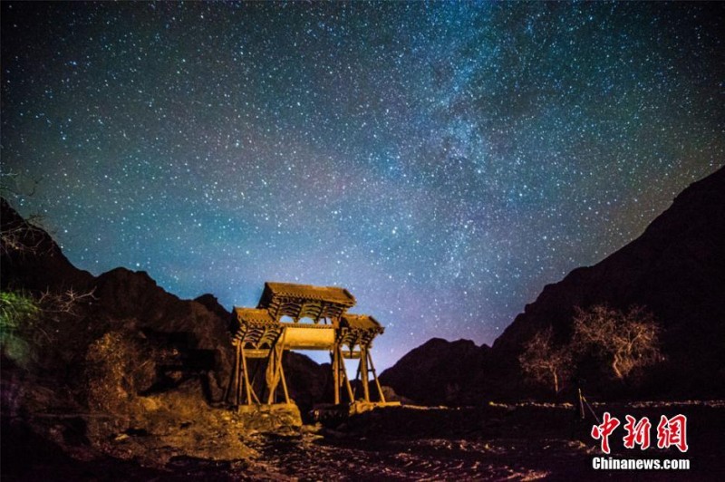 敦煌宗教胜地三危山冬夜现“醉美星空”(组图)