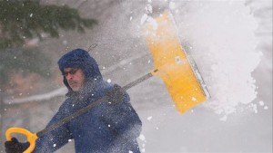 蒙城普降大雪 市民忙除雪滑雪场乐开怀