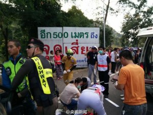 泰国载中国游客人巴士翻车 已致11人遇难(组图)