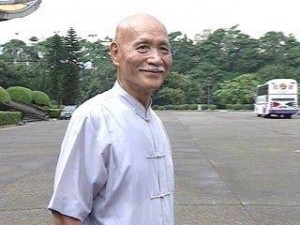 台湾街头现"现代版蒋委员长"网友:校长你怎么在这