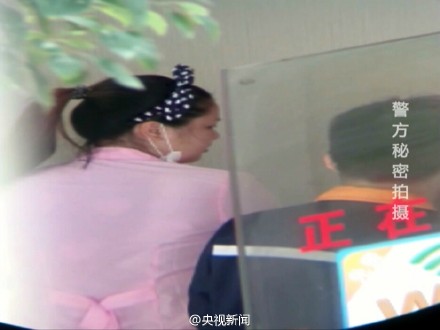 江苏：美容店给女孩脸上抹辣椒油 称交1万才处理