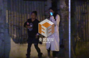 张馨予深夜素颜睡袍出行 街边大口吃面显随意(图)