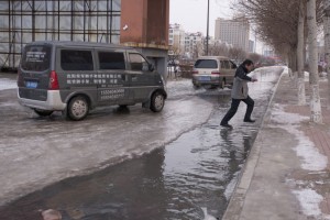 太冷了！长春道路积水结冰 一天冻住近20辆车(图)