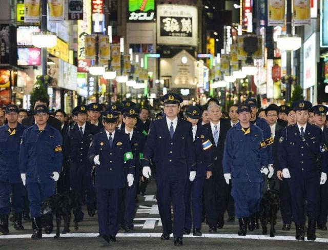 日本总警监率众巡查歌舞伎町 声势浩大(组图)