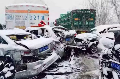 烟台"晴天秒变大雪" 事故频发警车被挤成铁片(图)